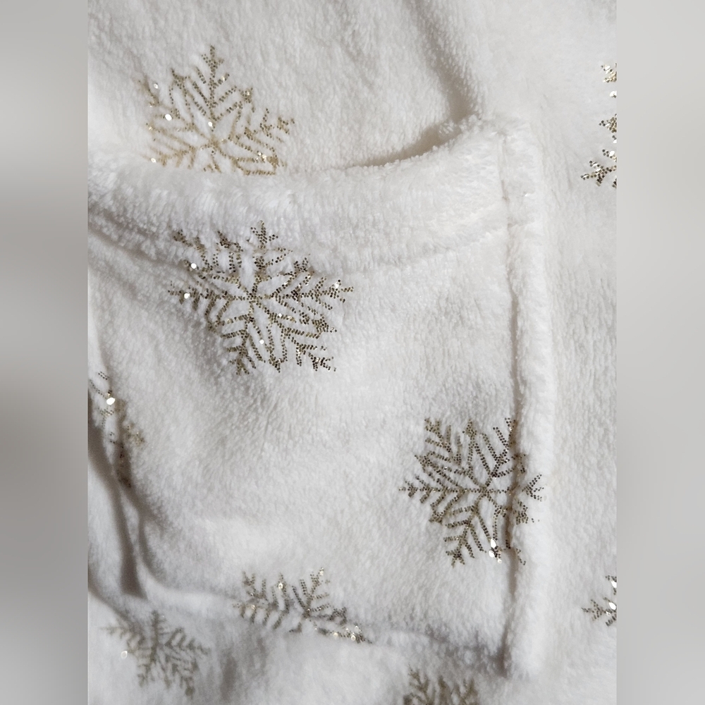 Kids Size Medium 8-10 Gold Snowflake DIP Brand Robe - Picture 6 of 8